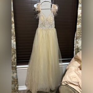 Elegant Cream Women’s Dress with Feather Details